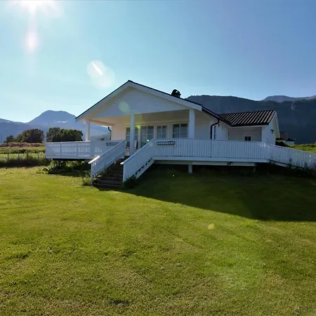 Lyngen Elements - Larsvoll Gard Hytte